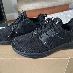 Kuru Atom waterproof sneaker.
Color black size 9